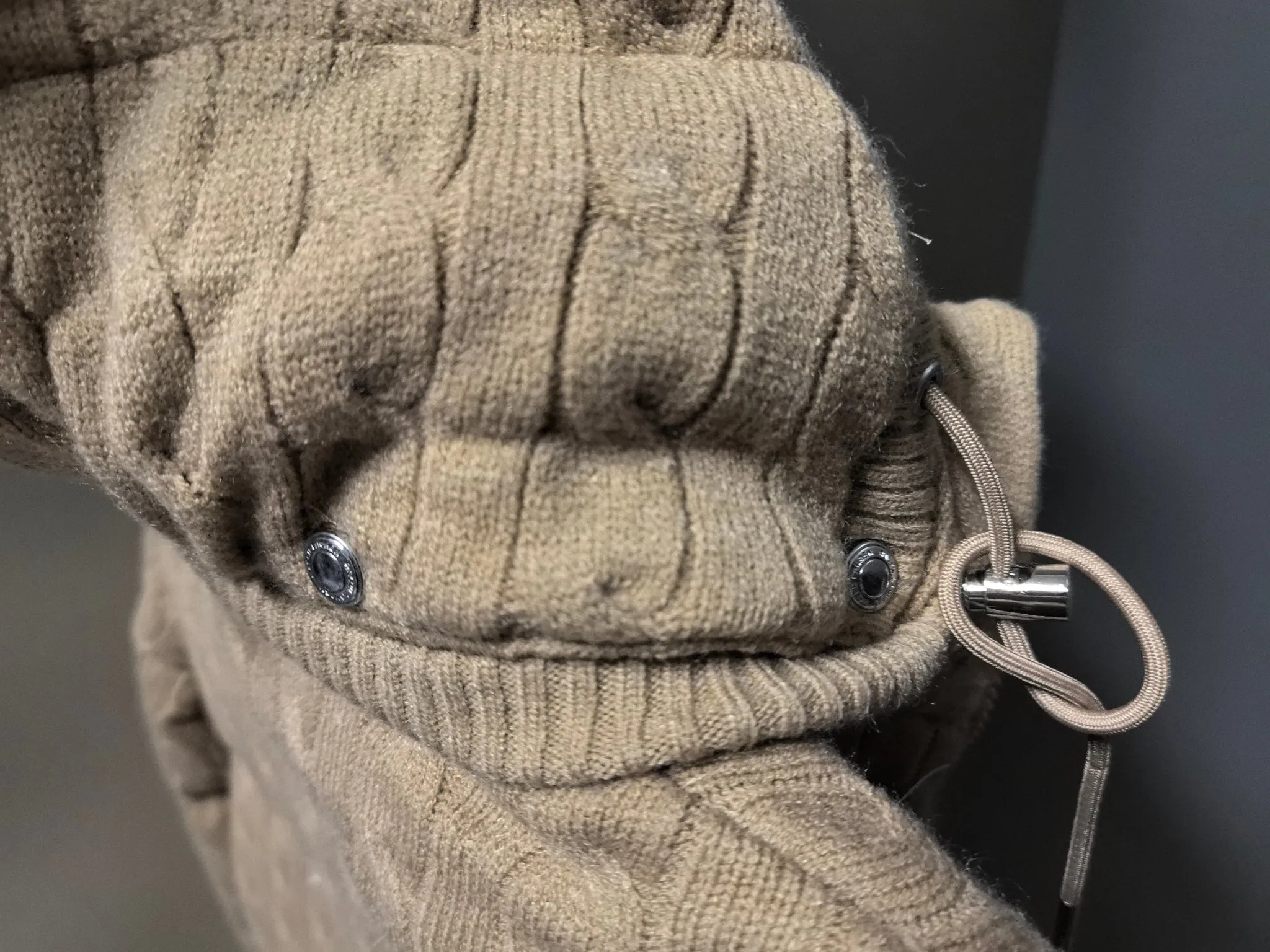 P980 Women's model The warmth of winter is within reach. 🧵 Combining classic cable knitting with warm down, Polo Ralph Lauren’s texture choice. ·: Warm winter colors, the answer to classic and style. ❄️ · Needless to say, the texture speaks for itself. Polo Ralph Lauren cable down jacket defines winter style. Color Black Khaki Size s m L xL